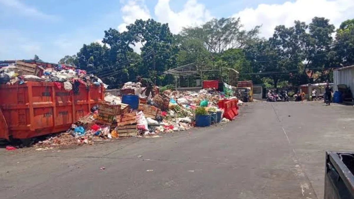 Penumpukan Sampah di Sudut Pasar Antri Kota Cimahi (Istimewa)