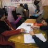 Petugas Dinas Kependudukan Dan Pencatatan Sipil (Disdukcakpil) Kota Bandung memeriksa dokumen kependudukan berupa KTP penumpang yang baru tiba di Terminal Cicaheum, Kota Bandung, Senin (7/4). Foto: Dimas Rachmatsyah / Jabar Ekspres