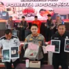 Kasat Reskrim Polresta Bogor Kota, AKP Aji Riznaldi bersama jajaran saat menunjukkan sejumlah barang bukti di Mapolresta Bogor Kota, Senin (7/5). (Yudha Prananda / Jabar Ekspres)