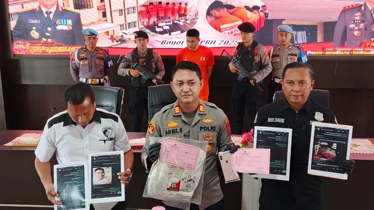 Disuruh Cuci Piring, Pemuda di Bogor Tega Habisi Nyawa Tantenya Kasat Reskrim Polresta Bogor Kota, AKP Aji Riznaldi bersama jajaran saat menunjukkan sejumlah barang bukti di Mapolresta Bogor Kota, Senin (7/5). (Yudha Prananda / Jabar Ekspres)
