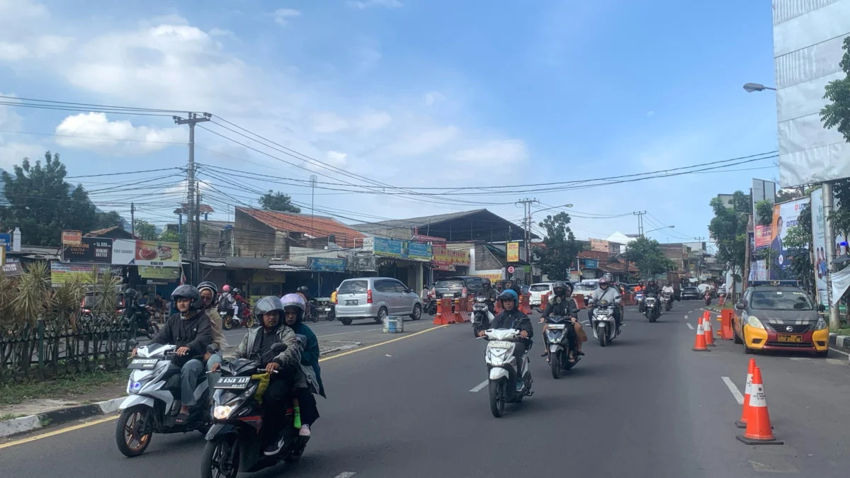 Potret situasi arus balik Lebaran 2025 di Bunderan Cibiru, Kota Bandung, Senin (7/4). (Sadam Husen / JE)