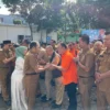Wali Kota Cimahi, Ngatiyana dan Wakil Wali Kota Cimahi, Adhitia Yudhistira saat bersalaman dengan ASN. (Mong / Jabar Ekspres)