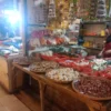 Sejumlah Pedagang di Pasar Atas Baru Kota Cimahi ungkap kenaikan harga sembako pasca Lebaran. (Mong / Jabar Ekspres)