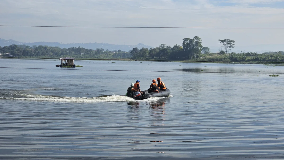 Terjatuh saat Gunakan Perahu Wisata, Seorang Remaja 12 Tahun Hilang Usai Tenggelam di Waduk Saguling KBB Tim SAR Gabungan saat melakukan oeprasi pencarian korban yang terjatuh dan tenggelam di Waduk Saguling, Desa Cangkorah, Kecamatan Batujajar, Kabupaten Bandung Barat. (Foto: Basarnas Kantor SAR Bandung for Jabar Ekspres)
