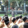 Bupati Ciamis Herdiat Sunarya saat memimpin apel pagi di Pendopo Ciamis, Selasa 8 April 2025. (Cecep Herdi/Jabar Ekspres)