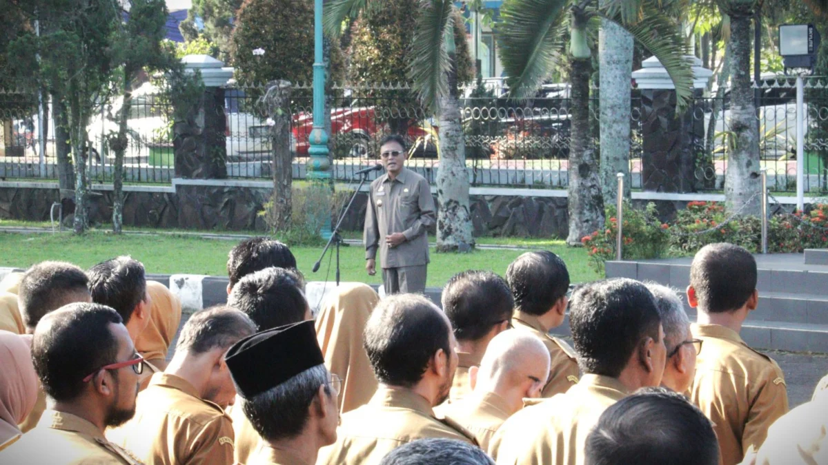 Bupati Ciamis Herdiat Sunarya saat memimpin apel pagi di Pendopo Ciamis, Selasa 8 April 2025. (Cecep Herdi/Jabar Ekspres)