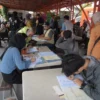 Ilustrasi: Antrean warga yang mengisi pemutihan STNK . Foto: Dimas Rachmatsyah / Jabar Ekspres