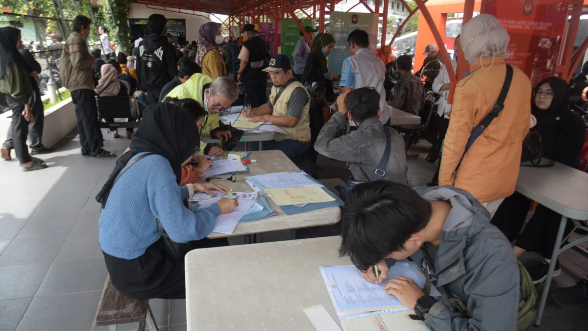 Ilustrasi: Antrean warga yang mengisi pemutihan STNK . Foto: Dimas Rachmatsyah / Jabar Ekspres