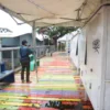 Warga memotret di Skywalk Teras Cihampelas di Kota Bandung, Selasa (8/4). Foto: Dimas Rachmatsyah / Jabar Ekspres