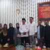 Ketua DPRD Sumedang, Sidik Jafar (berpeci) dan Ketua Komisi 1 DPRD Sumedang dari Dapil 5, Asep Kurnia (kemeja putih) saat foto bersama para pedagang Pasar Parakanmuncang usai berkomunikasi membahas revitalisasi. (Yanuar/Jabar Ekspres)