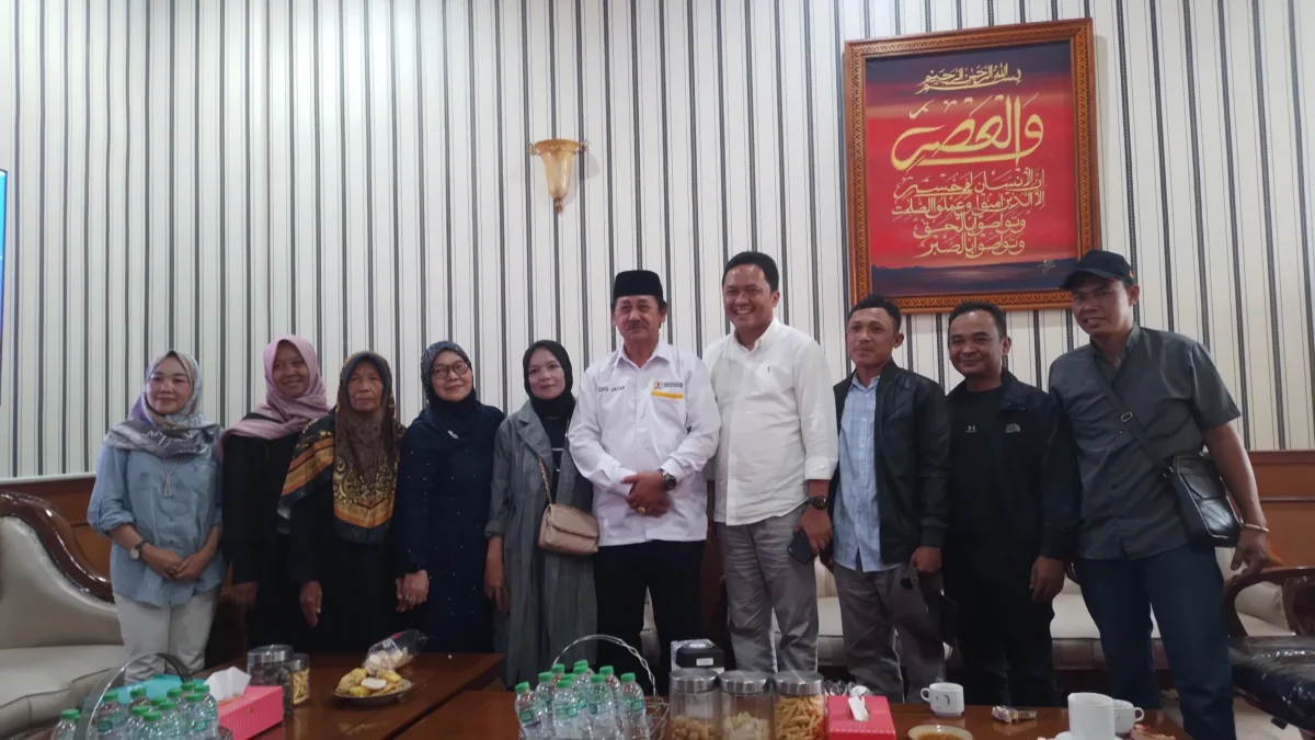 Ketua DPRD Sumedang, Sidik Jafar (berpeci) dan Ketua Komisi 1 DPRD Sumedang dari Dapil 5, Asep Kurnia (kemeja putih) saat foto bersama para pedagang Pasar Parakanmuncang usai berkomunikasi membahas revitalisasi. (Yanuar/Jabar Ekspres)