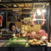 Pedagang berjualan daging sapi di pasar Kosambi, Kota Bandung, Selasa (8/4). Foto: Dimas Rachmatsyah / Jabar Ekspres