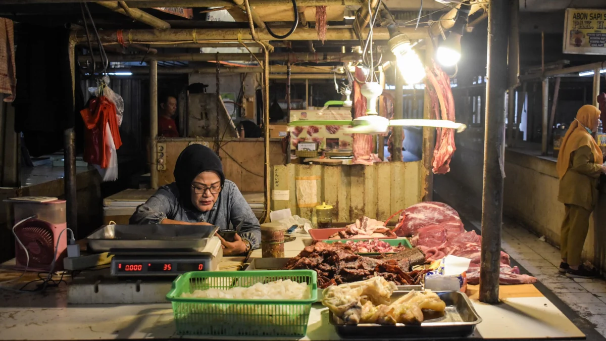 Pedagang berjualan daging sapi di pasar Kosambi, Kota Bandung, Selasa (8/4). Foto: Dimas Rachmatsyah / Jabar Ekspres