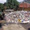 Sampah di TPS Kamisama beberapa waktu lalu meluber karena belum diangkut Dinas Lingkungan Hidup ke TPA. Kali ini warga kembali mengeluhkan pelayanan sampah Kamisama karena dinilai lambat dalam pengangkutan sampah. (Cecep Herdi/Jabar Ekspres)