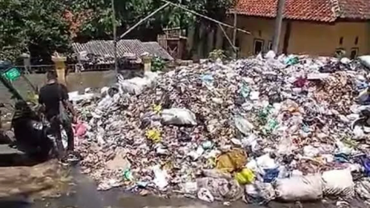 Sampah di TPS Kamisama beberapa waktu lalu meluber karena belum diangkut Dinas Lingkungan Hidup ke TPA. Kali ini warga kembali mengeluhkan pelayanan sampah Kamisama karena dinilai lambat dalam pengangkutan sampah. (Cecep Herdi/Jabar Ekspres)