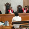 Dok. Kepala DSDABM Kota Bandung Didi Ruswandi saat dihadirkan sebagai saksi dalam sidang lanjutan kasus korupsi Bandung Smart City. Selasa (8/4). Foto. Sandi Nugraha.
