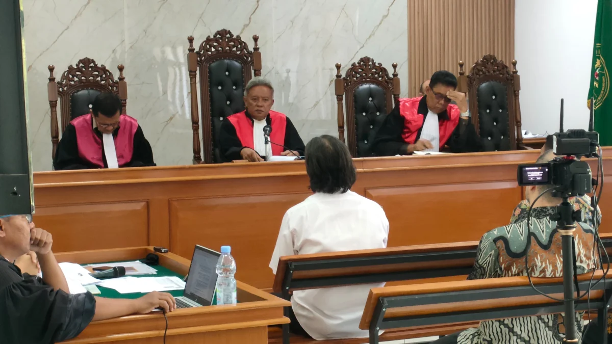 Dok. Kepala DSDABM Kota Bandung Didi Ruswandi saat dihadirkan sebagai saksi dalam sidang lanjutan kasus korupsi Bandung Smart City. Selasa (8/4). Foto. Sandi Nugraha.