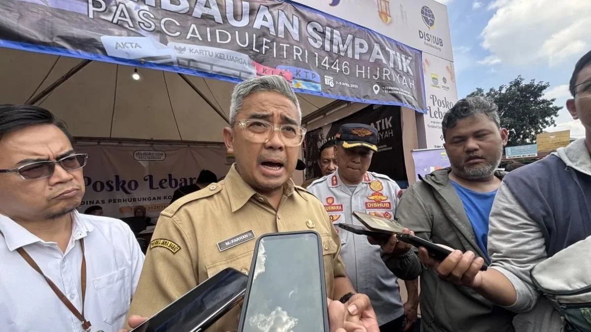 Wali Kota Bandung Muhammad Farhan saat memberikan keterangan di Kota Bandung, Jawa Barat, Selasa (8/4/2025)/ANTARA/