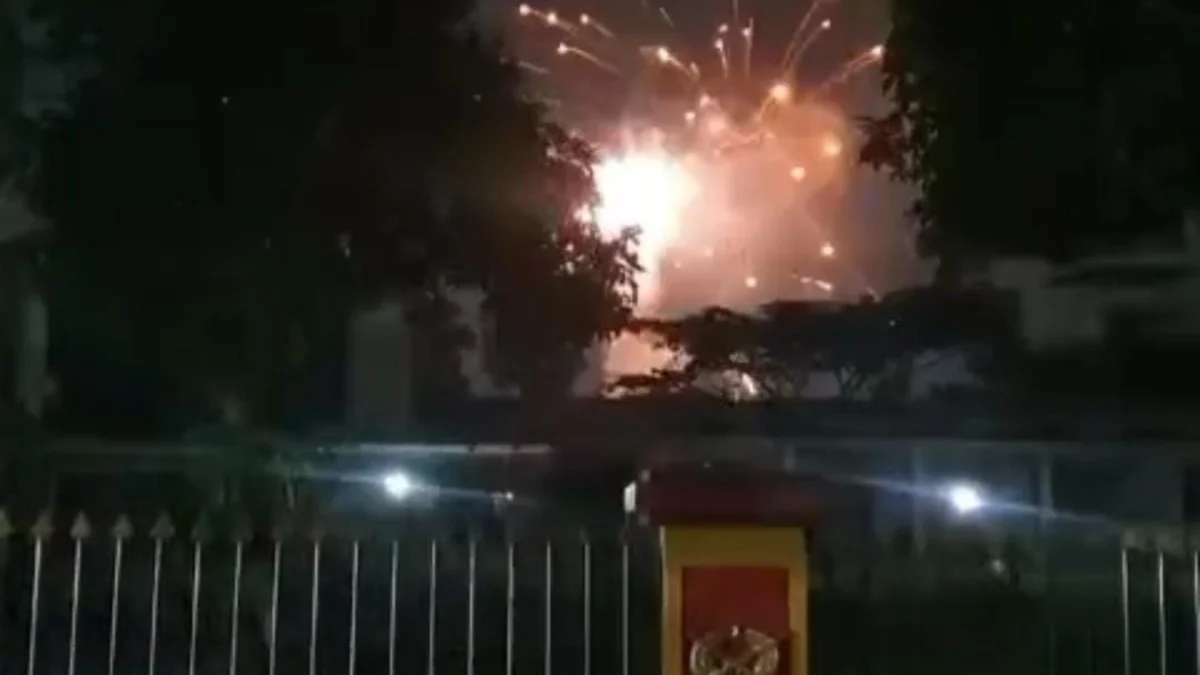 Ist. Potongan video pesta kembang api di Kantor Pusenif, Jl. Supratman, Kota Bandung, Selasa (8/4) malam kemarin. Dok. Istimewa.