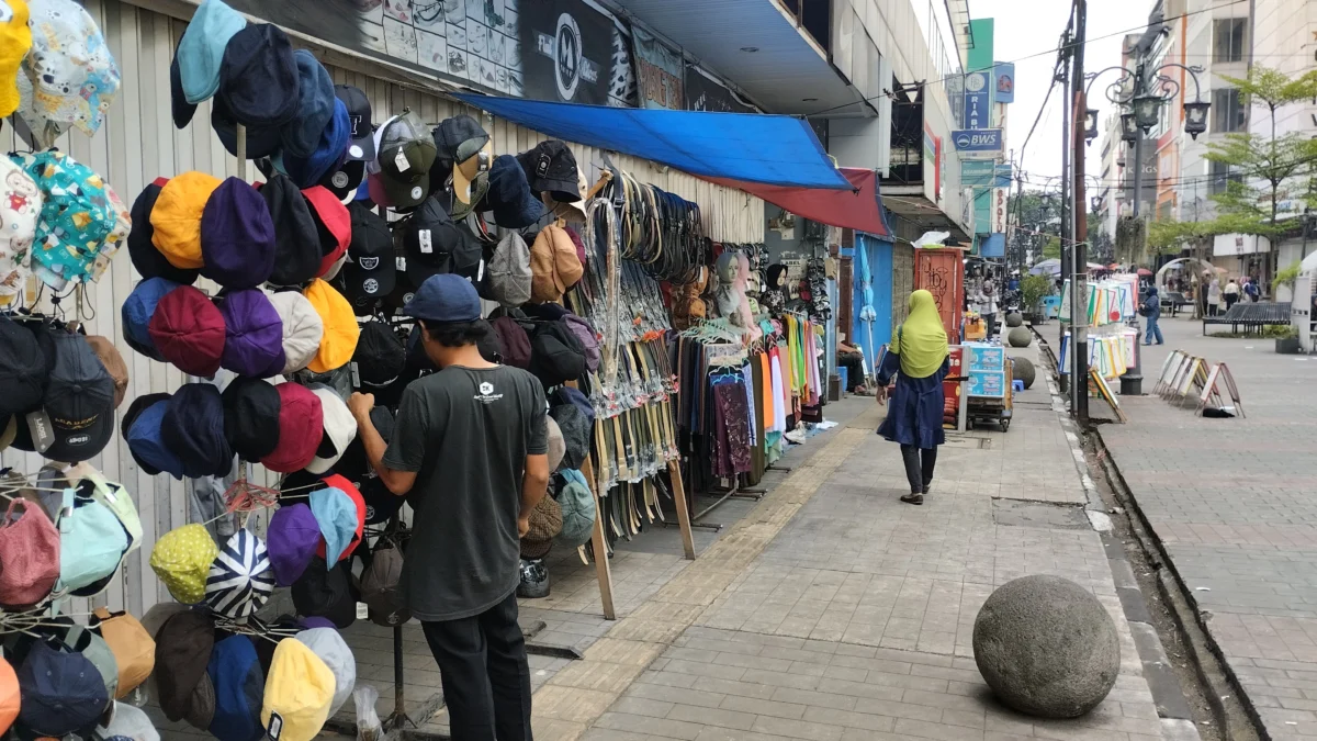 Pedagang Kaki Lima (PKL) berjualan di kawasan Dalem Kaum, Kota Bandung, Rabu (9/4). Foto: Dimas Rachmatsyah / Jabar Ekspres