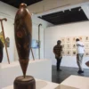Pengunjung melihat karya tunggal seniman Nasirun pada pameran seni rupa bertajuk Memorabilia di Orbital Dago, Kota Bandung, Rabu (9/4). Foto: Dimas Rachmatsyah / Jabar Ekspres
