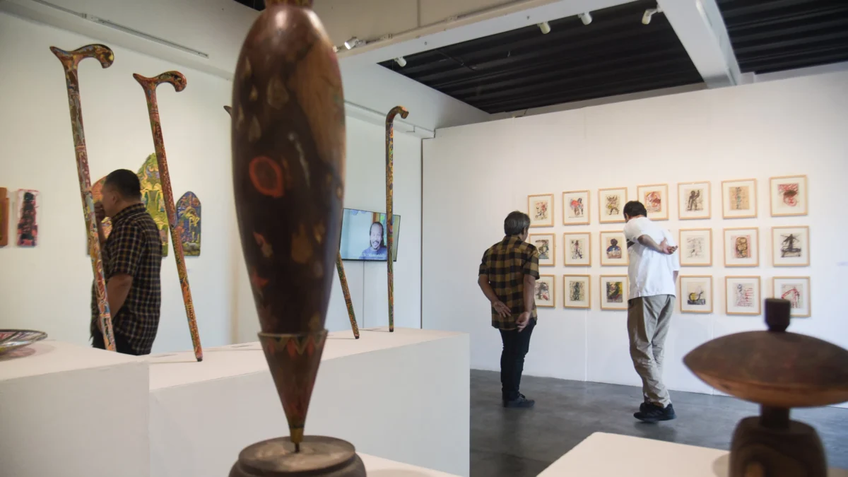 Pengunjung melihat karya tunggal seniman Nasirun pada pameran seni rupa bertajuk Memorabilia di Orbital Dago, Kota Bandung, Rabu (9/4). Foto: Dimas Rachmatsyah / Jabar Ekspres