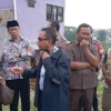 Komisi III DPRD Kota Cimahi saat meninjau lokasi pergerakan tanah di Cihanjuang, Cimahi Utara. (Mong / Jabar Ekspres)