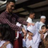 Siswa bersalaman dengan guru-guru saat halalbihalal setelah libur Hari Raya Idul Fitri 1446 Hijriah di SDN Merdeka 001, Kota Bandung, Rabu (9/4). Foto: Dimas Rachmatsyah / Jabar Ekspres