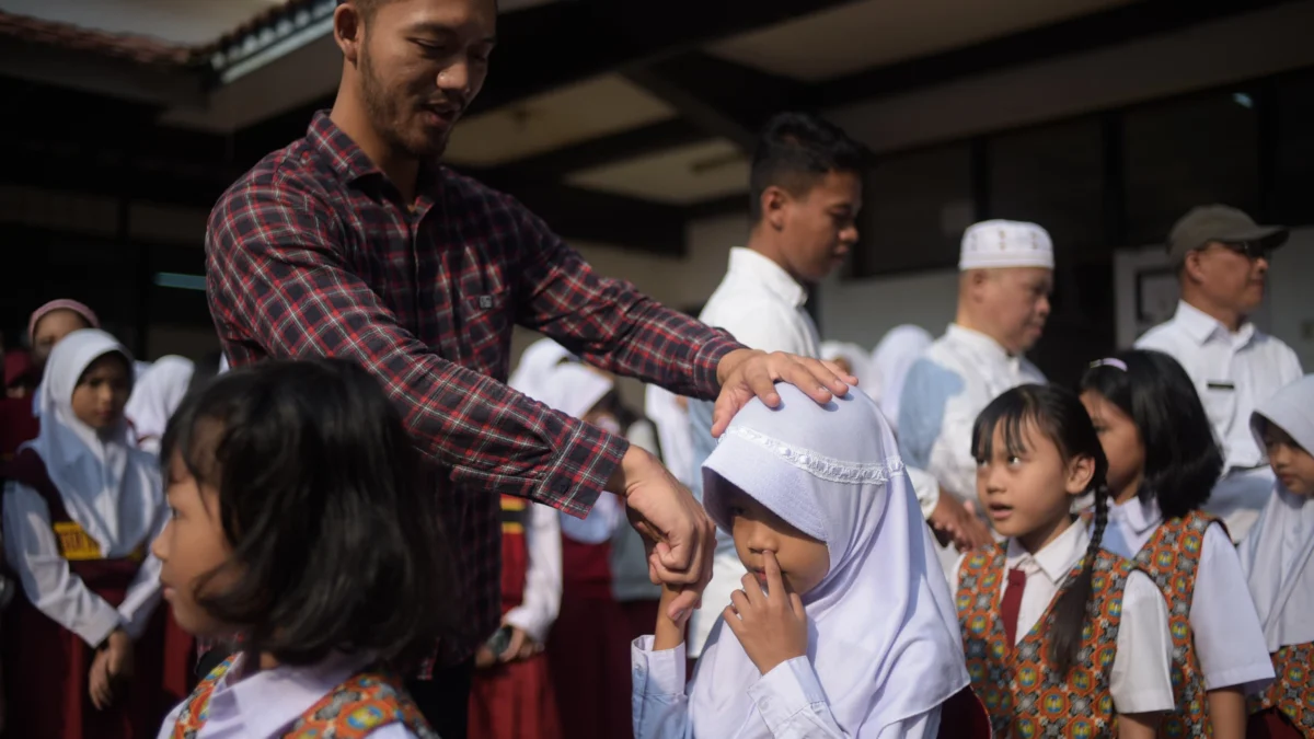 Siswa bersalaman dengan guru-guru saat halalbihalal setelah libur Hari Raya Idul Fitri 1446 Hijriah di SDN Merdeka 001, Kota Bandung, Rabu (9/4). Foto: Dimas Rachmatsyah / Jabar Ekspres
