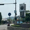Ornamen yang rusak di tugu Adipura akhirnya diperbaiki oleh Dinas Lingkungan Hidup Kota Banjar, Rabu (9/4/2025). (Cecep Herdi/Jabar Ekspres)