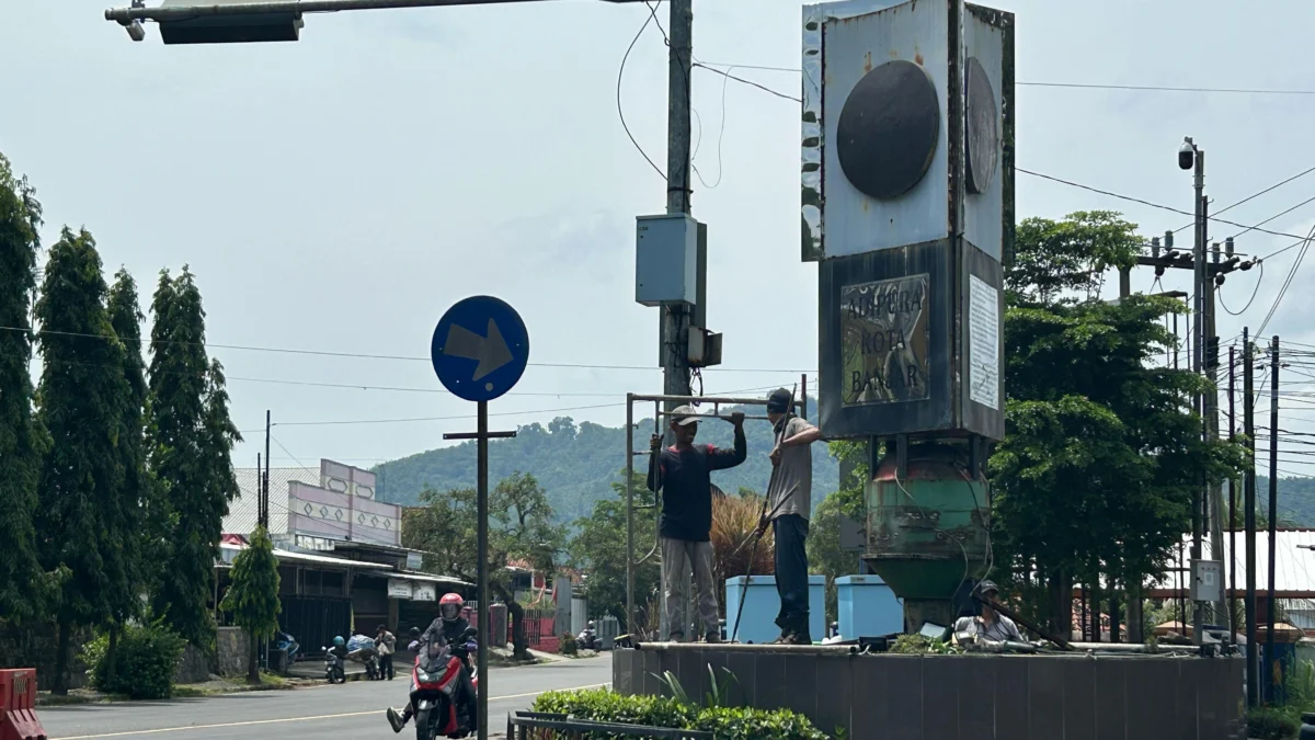 Ornamen yang rusak di tugu Adipura akhirnya diperbaiki oleh Dinas Lingkungan Hidup Kota Banjar, Rabu (9/4/2025). (Cecep Herdi/Jabar Ekspres)