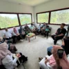Perwakilan warga didampingi pihak kecamatan dan dan kelurahan setempat memprotes pengelolaan sampah TPS Kamisama, Rabu (9/4/2024). (Cecep Herdi/Jabar Ekspres)