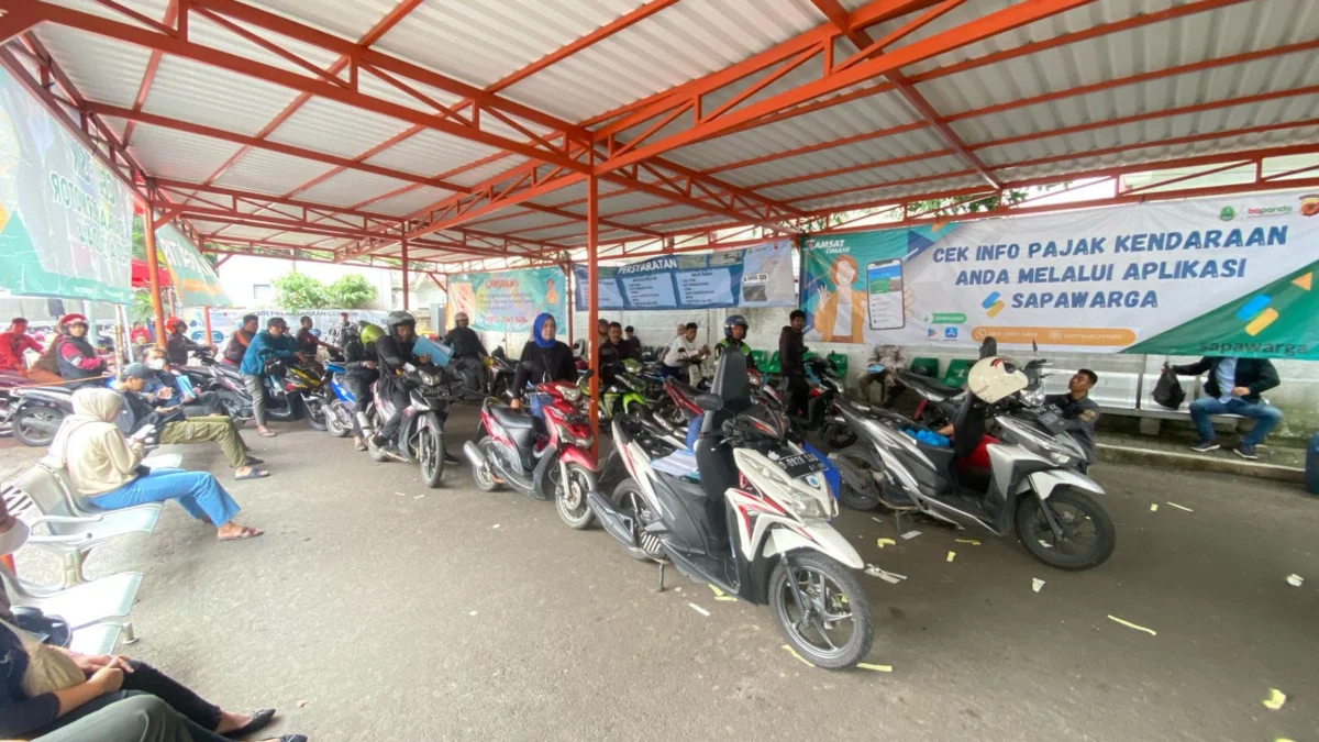 Antrean Masyarakat yang Akan Membayar Pajak Kendaraan di Samsat Kota Cimahi (Mong)