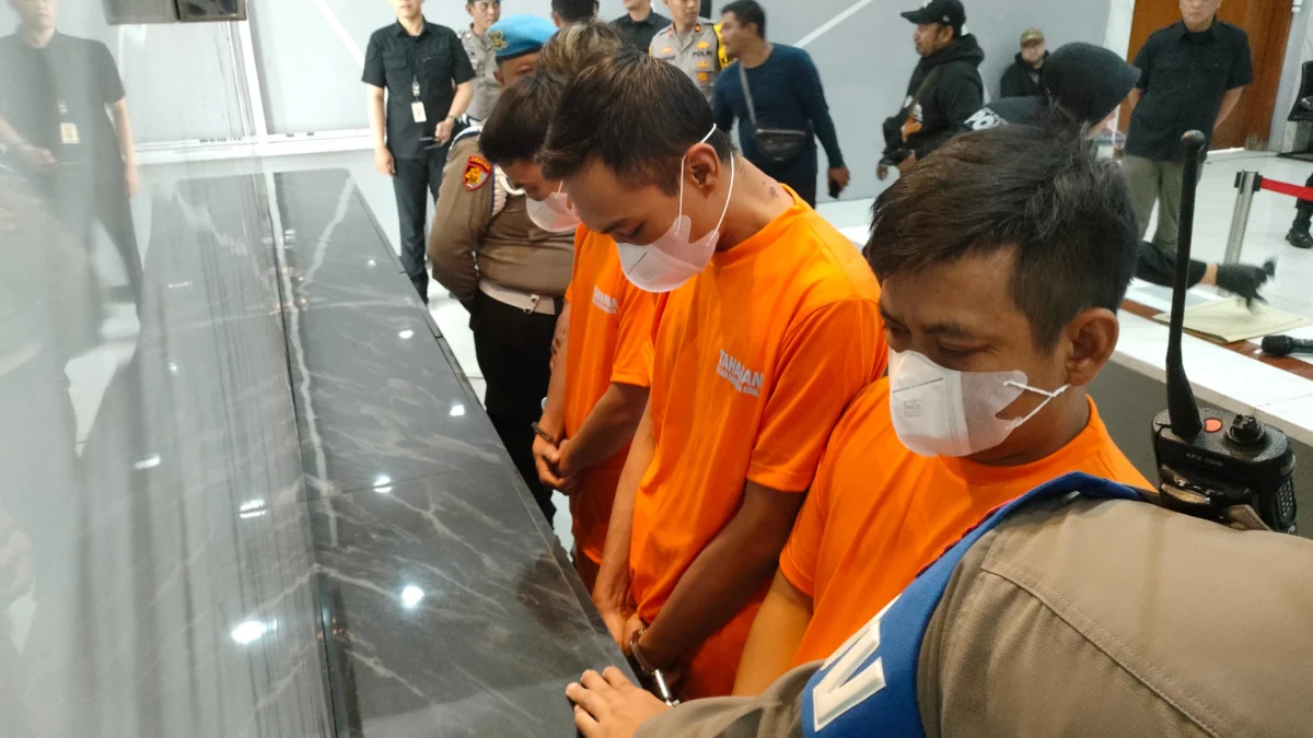 Lakukan Penipuan dan Pencurian Sepeda Motor, 4 Pria di Bandung Berhasil Dibekuk Polisi Dok. Lakukan aksi penipuan dan penggelapan, 4 pria di Bandung berhasil Dibekuk Polisi. Rabu (9/4). Foto. Sandi Nugraha.