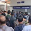 Pasca momen lebaran Idul Fitri 1446 Hijriah, antrian kendaraan di Samsat Soreang, Kabupaten Bandung kembali membludak pada Rabu (9/4/2025). Foto Agi