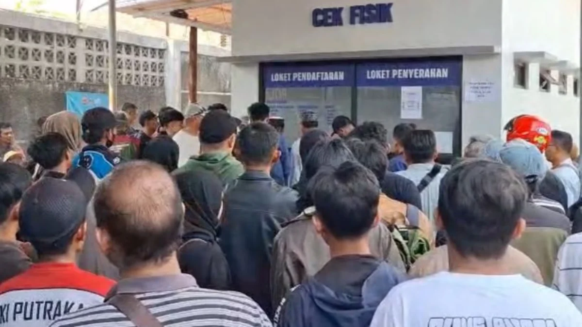 Pasca momen lebaran Idul Fitri 1446 Hijriah, antrian kendaraan di Samsat Soreang, Kabupaten Bandung kembali membludak pada Rabu (9/4/2025). Foto Agi