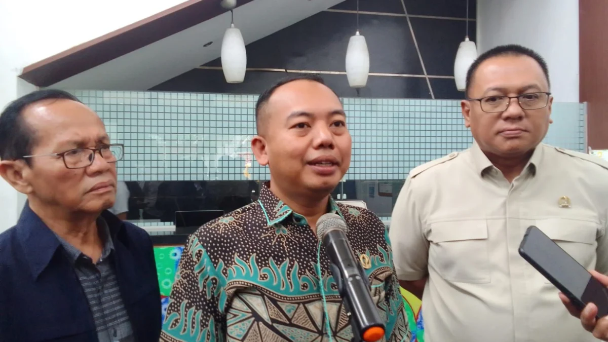 Ketua Komisi I DPRD Jabar Rahmat Hidayat Djati di Kantor DPRD Bandung Barat. Rabu (9/4). Dok Jabar Ekspres/Suwitno