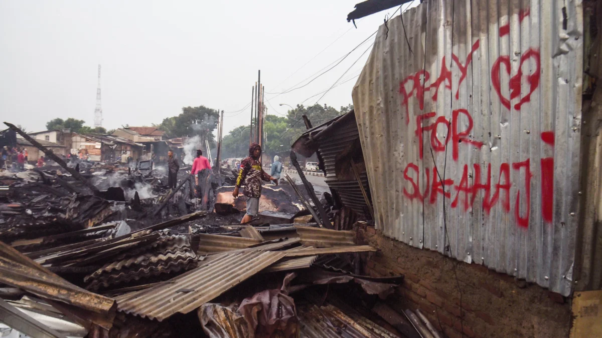 Petugas melakukan pendinginan sisa kebakaran bangunan jongko kayu di kawasan Sukahaji, Babakan Cipayaray, Kota Bandung, Kamis (10/4). Foto: Dimas Rachmatsyah / Jabar Ekspres