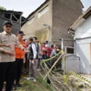 Wakil Wali Kota Cimahi, Adhitia Yudhistira saat meninjau lokasi tanah amblas di Cihanjuang, Cimahi Utara. (Mong / Jabar Ekspres)