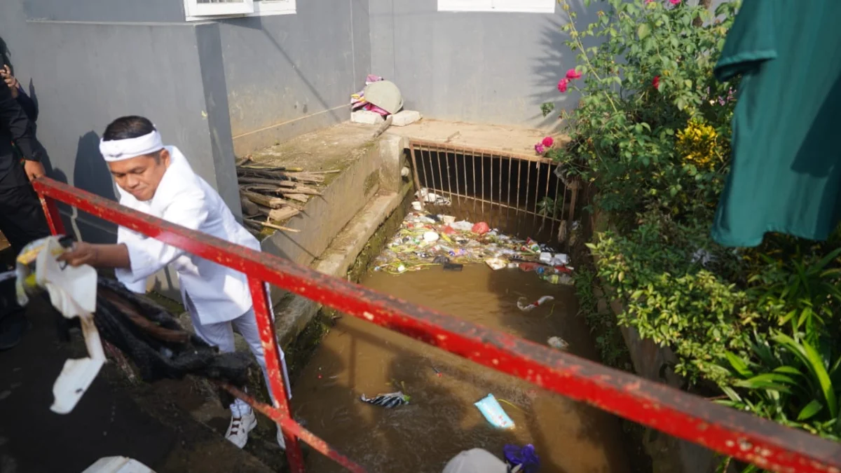 Bikin Macet, Dedi Mulyadi Larang Penggalangan Dana di Jalan Dedi Mulyadi memberi contoh untuk membersihkan lingkungan di Sukabumi.