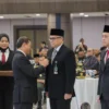 Pelantikan Rektor Unjani Baru 2025-2029, Prof. Dr. Agus Subagyo, S. IP., M. Si (Kanan) Menggantikan Prof. Hikmahanto Juwana, S.H., LL, Ph.D (Kiri). (Istimewa)