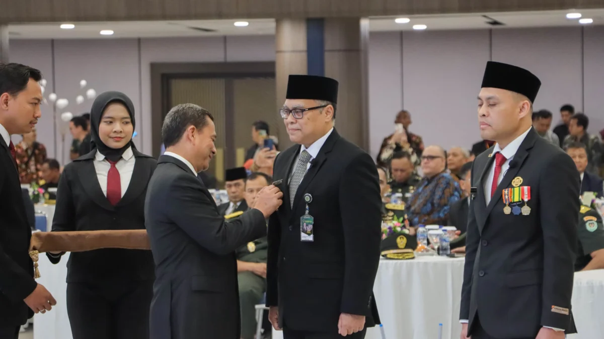 Pelantikan Rektor Unjani Baru 2025-2029, Prof. Dr. Agus Subagyo, S. IP., M. Si (Kanan) Menggantikan Prof. Hikmahanto Juwana, S.H., LL, Ph.D (Kiri). (Istimewa)