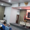 Ketua panitia pemilihan rektor UPI Numan Abdul Hakim (depan kanan) bersama Ketua Majelis Wali Amanat (MWA) UPI Nanan Soekarna (depan kiri) memimpin acara rangkaian pengumuman penetapan bakal calon Rektor UPI periode 2025-2030 dan pengucapan ikrar di Ruang Auditorium, Gedung PPG, Kampus Universitas Pendidikan Indonesia, Kota Bandung, Kamis (10/4). Foto: Dimas Rachmatsyah / Jabar Ekspres