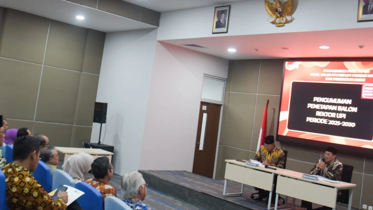 Ketua panitia pemilihan rektor UPI Numan Abdul Hakim (depan kanan) bersama Ketua Majelis Wali Amanat (MWA) UPI Nanan Soekarna (depan kiri) memimpin acara rangkaian pengumuman penetapan bakal calon Rektor UPI periode 2025-2030 dan pengucapan ikrar di Ruang Auditorium, Gedung PPG, Kampus Universitas Pendidikan Indonesia, Kota Bandung, Kamis (10/4). Foto: Dimas Rachmatsyah / Jabar Ekspres