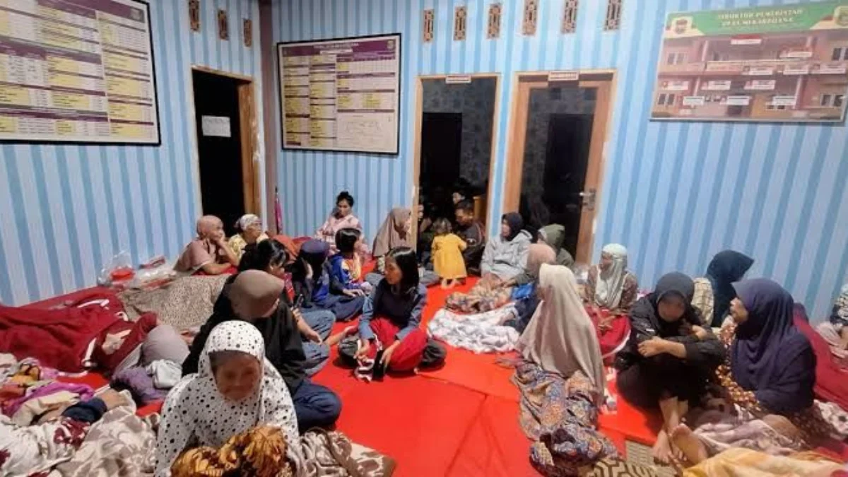 Warga terdampak tanah longsor di Panawangan Ciamis mengungsi ke kantor desa setempat belum lama ini. Bupati Ciamis, H Herdiat Sunarya, menegaskan warga terdampak harus segera direlokasi ke lokasi lebih aman. (Istimewa)