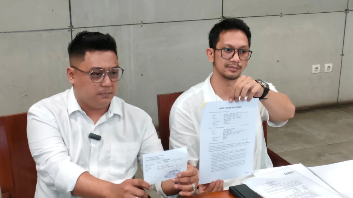 Dok. Tim Kuasa Hukum Priguna Anugerah Pratama (PHP) tersangka kasus asusila atau pelecehan seksual kepada keluarga pasien yang tengah dirawat di RSHS Bandung saat menunjukkan surat pernyataan damai kedua belah pihak. Kamis (10/4). Foto. Sandi Nugraha / Jabar Ekspres