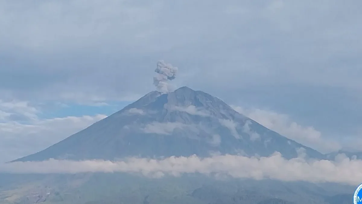 Gunung Semeru alami erupsi selama lima kali. (foto/ANTARA)