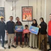 Pelanggan Telkomsel di Paseh, Kab. Bandung Menangkan THR Lebaran Rp 100juta dari Grand Prize Program Digosok Hepi