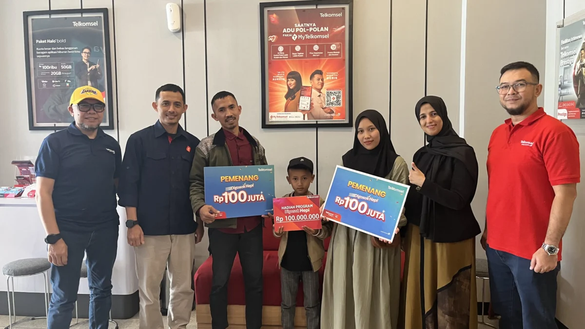 Pelanggan Telkomsel di Paseh, Kab. Bandung Menangkan THR Lebaran Rp 100juta dari Grand Prize Program Digosok Hepi