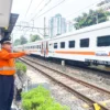 Petugas PJL Tak Mudik Demi Keselamatan Penumpang: Tugirin, 12 Tahun Setia Mengamankan Perjalanan Kereta Api